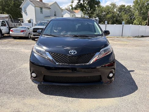 Used 2017 Toyota Sienna SE Premium FWD image 3