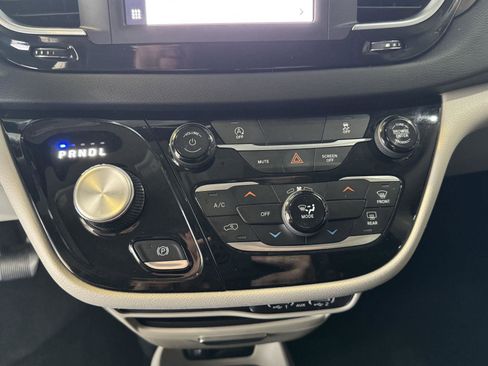 Used 2022 Chrysler Voyager LX FWD image 27