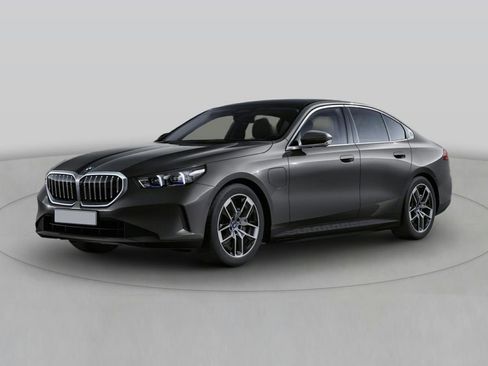 New 2026 BMW 550e xDrive w/ Premium Package image 1