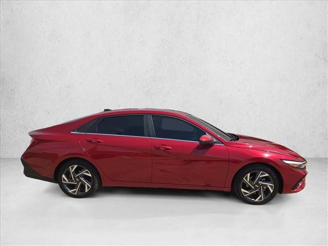 Used 2024 Hyundai Elantra SEL w/ Convenience Package FWD image 4