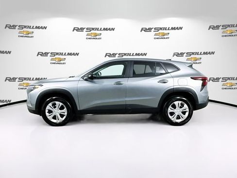 Used 2026 Chevrolet Trax LS FWD image 4