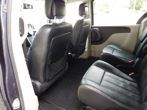 Used 2014 Chrysler Town & Country Touring FWD image 15