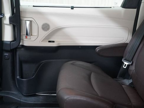 Used 2021 Toyota Sienna Platinum AWD/4WD image 37