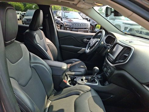 Used 2018 Jeep Cherokee Latitude Plus w/ Comfort/Convenience Group AWD/4WD image 12