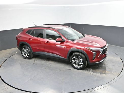 Used 2025 Chevrolet Trax LT FWD image 23