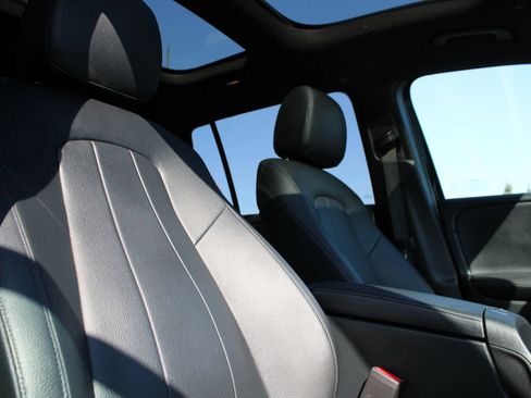 Used 2025 Mercedes-Benz GLB 250 4MATIC image 23