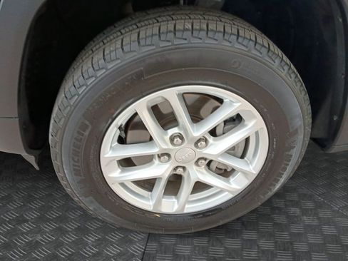 Used 2025 Jeep Grand Cherokee L Laredo RWD image 23