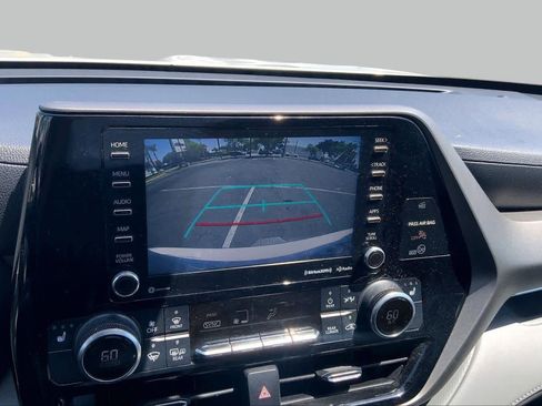 Used 2020 Toyota Highlander XLE AWD/4WD image 25