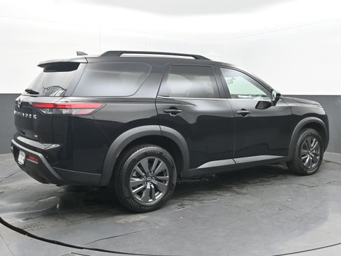 Used 2024 Nissan Pathfinder SV image 9