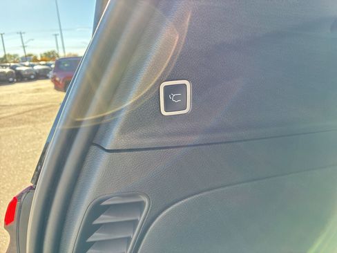 New 2026 Chrysler Pacifica Limited w/ Uconnect Theater Family Group image 6