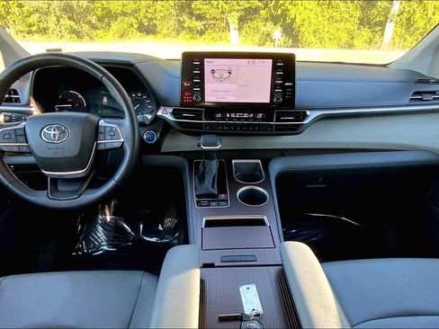 Used 2024 Toyota Sienna XLE image 15