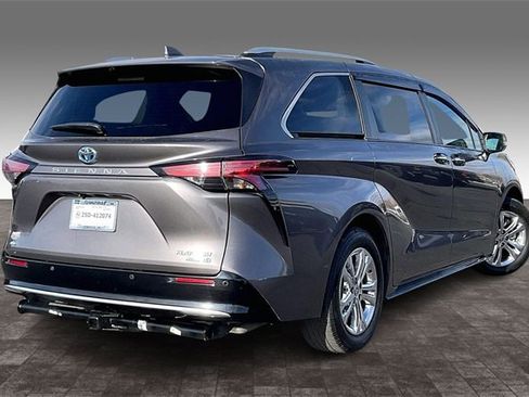 Used 2023 Toyota Sienna Platinum image 2