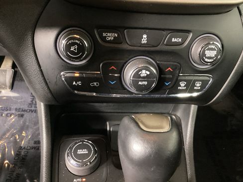 Used 2016 Jeep Cherokee Limited AWD/4WD image 25