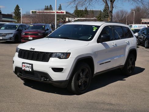 Used 2019 Jeep Grand Cherokee Laredo image 4