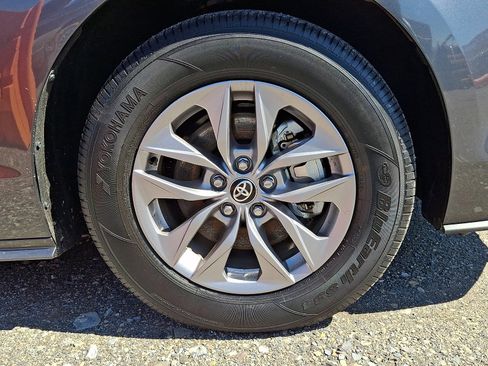 Used 2025 Toyota Sienna LE image 4