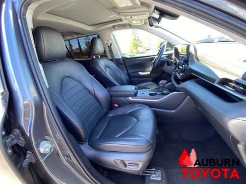 Used 2023 Toyota Highlander XLE AWD/4WD image 16