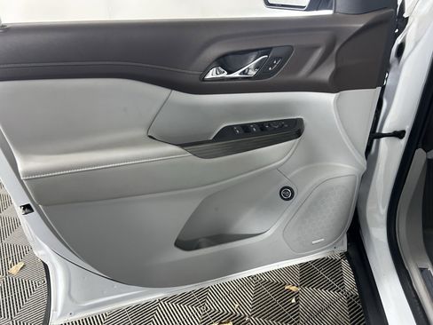 Used 2023 GMC Acadia SLT image 28