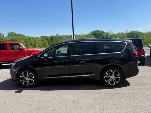 Used 2025 Chrysler Pacifica Pinnacle w/ Trailer Tow Group AWD/4WD image 6