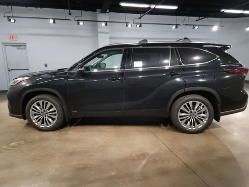 New 2026 Toyota Highlander Platinum AWD/4WD image 4
