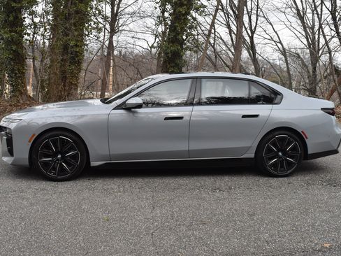 Used 2023 BMW i7 xDrive60 AWD/4WD image 4