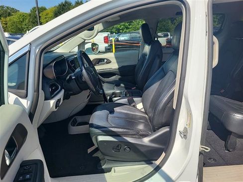 Used 2019 Chrysler Pacifica Touring-L FWD image 5