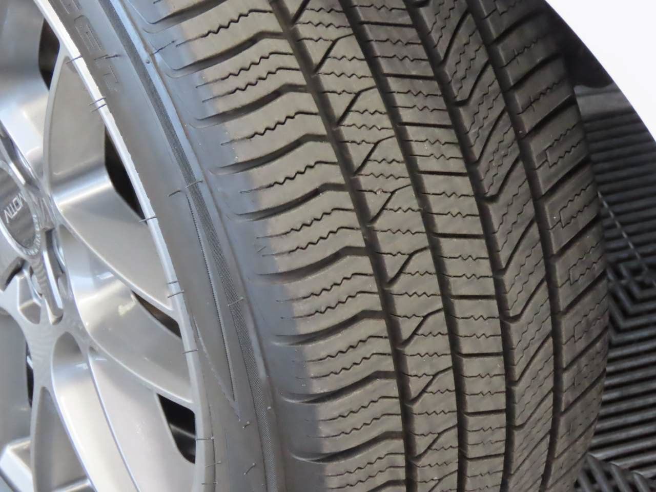 Used 2019 Ford Fusion Energi Titanium FWD image 9