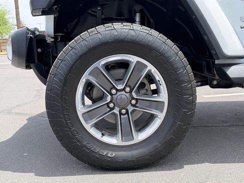 Used 2019 Jeep Wrangler Unlimited Sahara AWD/4WD image 10