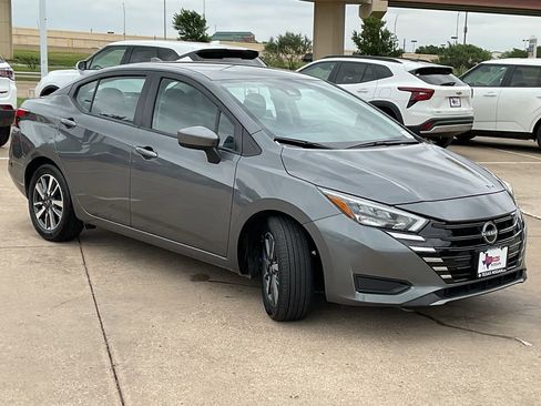 Used 2025 Nissan Versa SV image 4