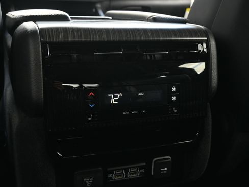 Used 2024 Jeep Wagoneer Series II w/ Convenience Group I image 11