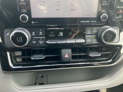 Used 2020 Toyota Highlander XLE AWD/4WD image 26