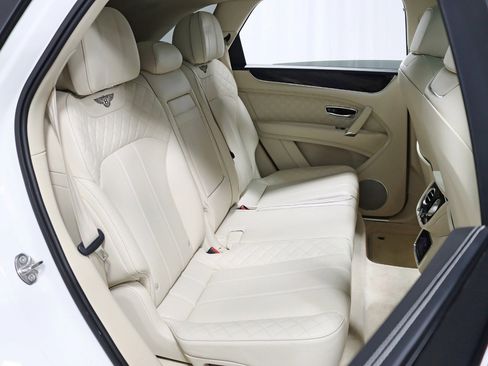 Used 2017 Bentley Bentayga AWD/4WD image 38