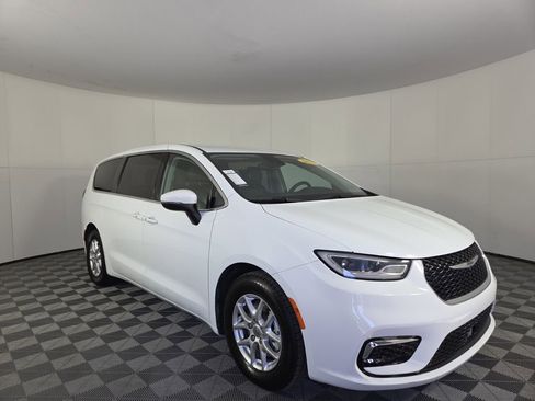 Certified 2023 Chrysler Pacifica Touring-L image 14