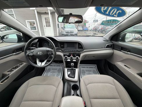 Used 2019 Hyundai Elantra SE FWD image 24