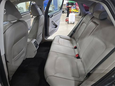 Used 2017 Volkswagen Passat 1.8T SE image 19
