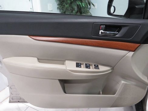 Used 2014 Subaru Outback 2.5i Limited w/ Moonroof Package AWD/4WD image 23