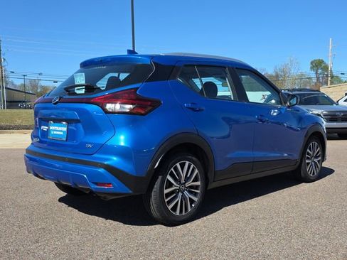 Used 2021 Nissan Kicks SV image 3