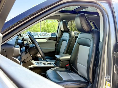 Certified 2022 Ford Explorer XLT w/ Equipment Group 202A AWD/4WD image 18