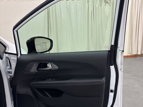 New 2026 Chrysler Pacifica Select image 33