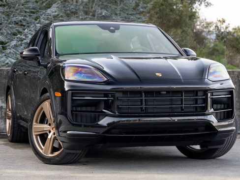 Certified 2025 Porsche Cayenne GTS image 6
