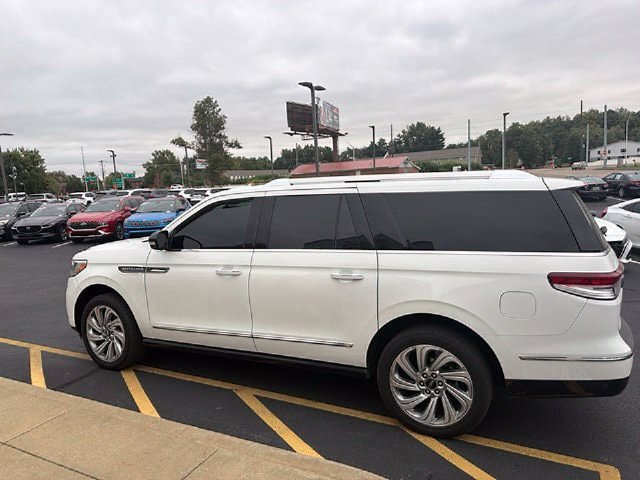 Used 2024 Lincoln Navigator L Reserve AWD/4WD image 3