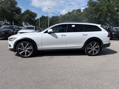 Certified 2025 Volvo V90 B6 Cross Country Ultra w/ Climate Package AWD/4WD image 3