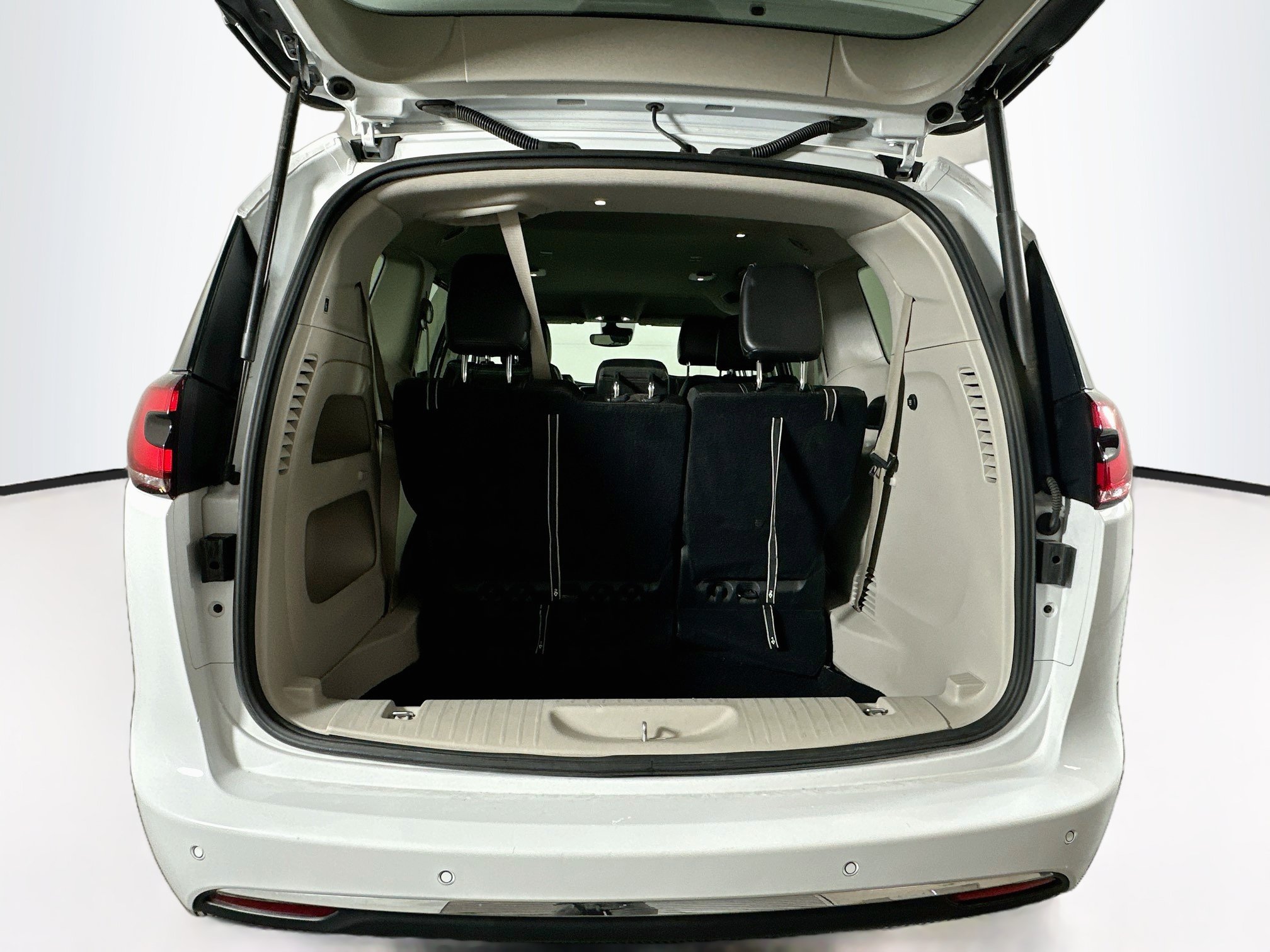 Used 2023 Chrysler Pacifica Touring-L FWD image 28