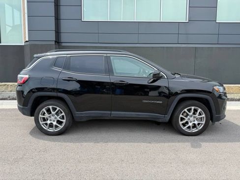 Used 2024 Jeep Compass Latitude AWD/4WD image 2