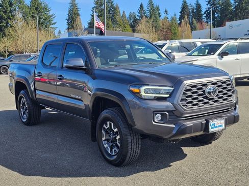 Used 2023 Toyota Tacoma TRD Off-Road w/ Technology Package image 4