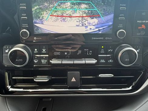 Used 2021 Toyota Highlander XLE AWD/4WD image 40