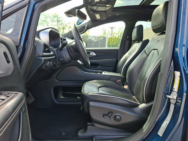 Used 2025 Chrysler Pacifica Limited FWD image 15