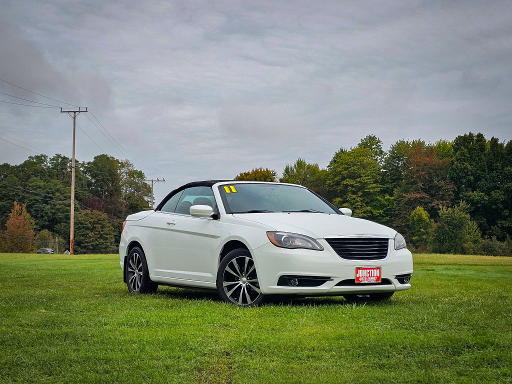 Used 2011 Chrysler 200 S FWD image 2