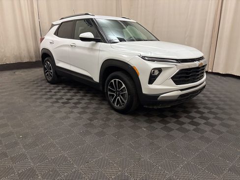 Used 2025 Chevrolet TrailBlazer LT image 3