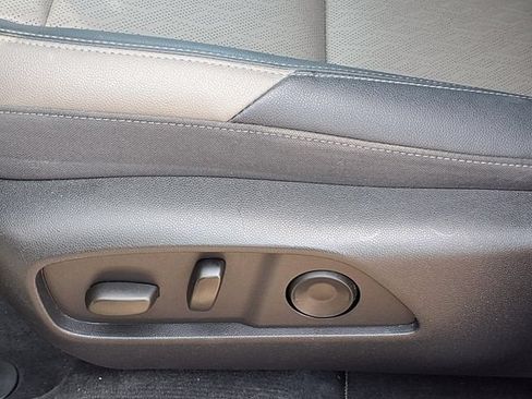 Used 2025 Chevrolet Equinox LT w/ Convenience Package II AWD/4WD image 4