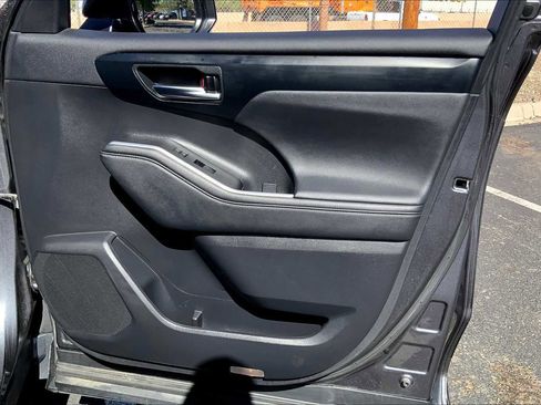 Certified 2023 Toyota Highlander XLE image 19